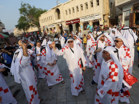 Hrvatski navijači prošetali kockice i zapjevali u Dohi pa postali atrakcija