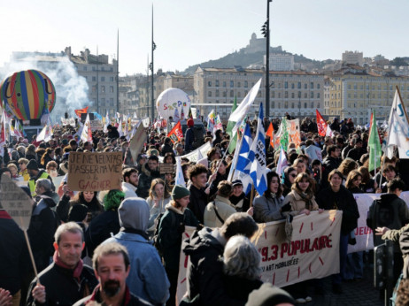 Smeće se zbog Macronove mirovinske reforme gomila na ulicama Pariza