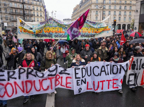 Macron potpisao kontroverzni mirovinski zakon, prosvjedi idu dalje